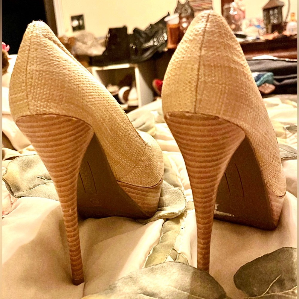 🎬🎬🎬SOLD! 🎋Bamboo🎋Beige Heels in Good Condition, Size 7.5 - Picture 2 of 6